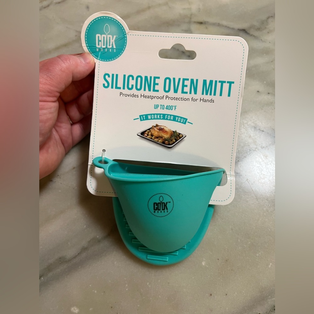 NWT Cook Works Silicone Oven Mitt